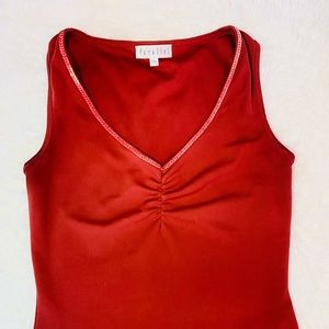 Parallel sleeveless top